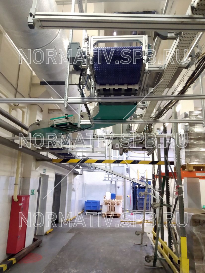 Автоматическая конвейерная система спуска упаковок с молочными продуктами на 1-ый этаж производства