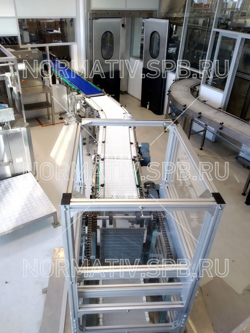 Автоматическая конвейерная система спуска упаковок с молочными продуктами