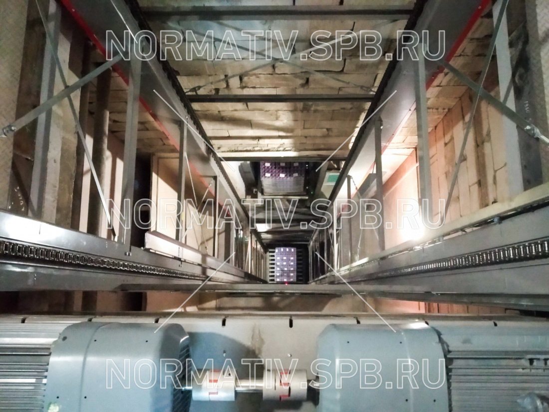 Паллетный лифт - вертикальный конвейер для поддонов - промышленный подъёмник для грузов на паллетах