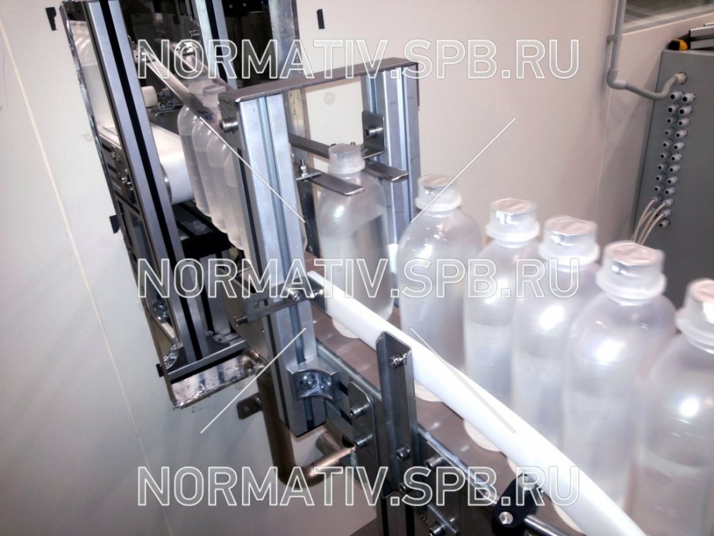 Транспортер пластинчатый с направляющими для флаконов с раствором для инъекций - оборудование для фармацевтического производства